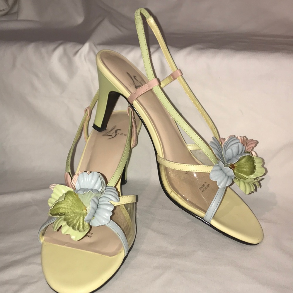 Sandal heels with flower